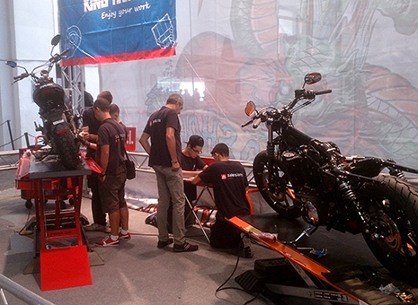 Salesianos Sarrià transforma y personaliza en directo una Ducati y una Harley Davidson