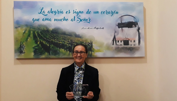 Bernarda García recibe el premio «Caminando juntos» en el 60 aniversario de Manos Unidas