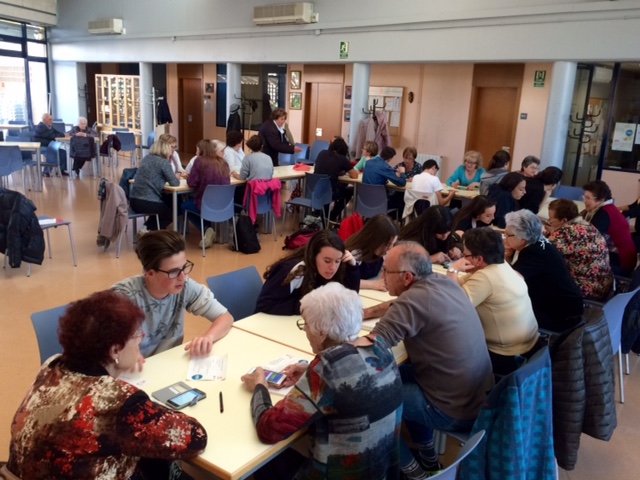 Salesianos Terrassa prepara un taller de uso del móvil para personas mayores del casal «La Maurina»
