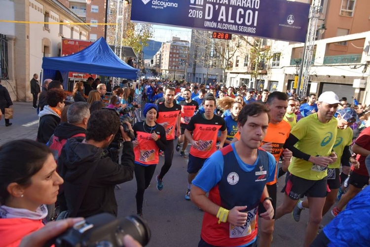 La VIII edición de la media maratón Unión Alcoyana Seguros corre por la Fundación Ángel Tomás