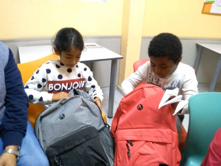 Fotonoticia: Mochilas nuevas para los niños y las niñas de FISAT gracias a Más de Dos