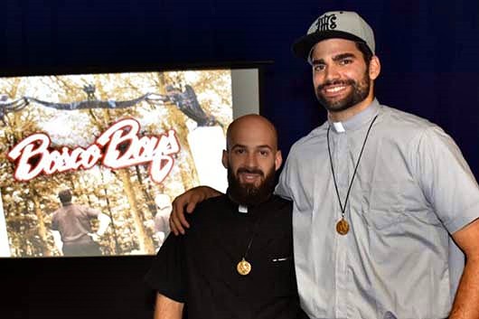 Dos salesianos rapean santidad en la calle