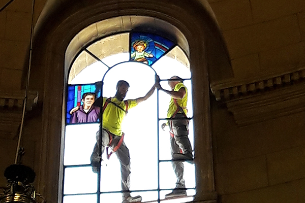 Fotonoticia: La vidriera de San Juan Bosco ya luce en Villena