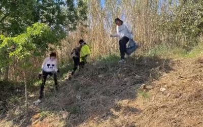 Alumnado de Salesianos Mataró haciendo posible un bosque limpio